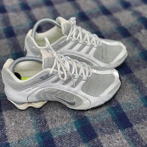 Vintage Nike Shox Womens Size 7.5 excellent condition  White and Silver